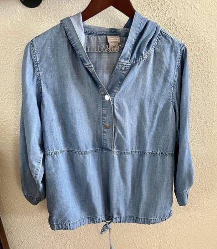 Chico's  Zenergy Hooded Snap Chambray Top Women's Size 1 (8/10) Blue 3/4 Sleeve