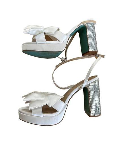 Betsey Johnson Betsy Johnson - Maddy Dressy Bow Platform Sandals in White & Silver