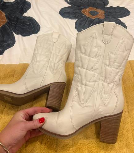 Urban Outfitters White Cowgirl Booties Size 8