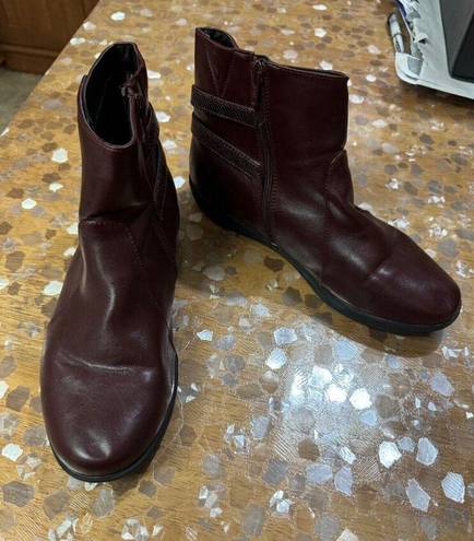 Comfortview  Eliana Flat Booties w. Size Zipper in Burgundy- Size 7.5 Wide