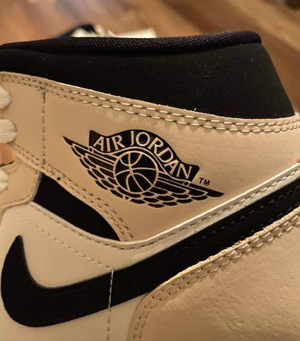 Nike Air Jordan 1 Mid Tan Size 6