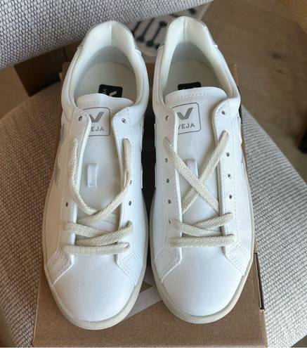 VEJA  Urca Sneakers - White / Silver