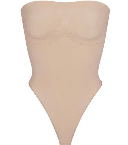 SKIMS NEW  SEAMLESS SCULPT STRAPLESS THONG BODYSUIT MICA Size M