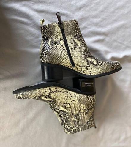 Blondo  Waterproof Elvina Snakeskin Cream Black Ankle Boots Size 8 NWOT