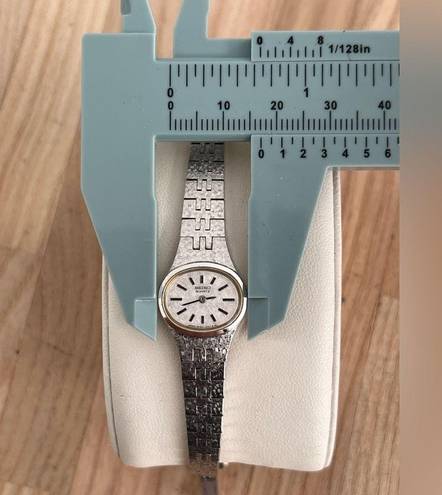 Seiko  Ladies Watch Vintage White Gold Tone Metal Bracelet and Dial Gorgeous