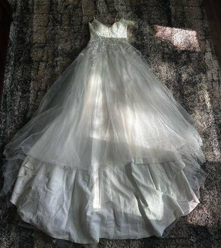 Womens Loyeloy Wedding Dress Brand New size 12