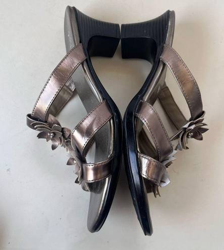 sbicca  of Colifornia Goldie Metallic Strappy Heeled Sandals Size 7.5W Flowers