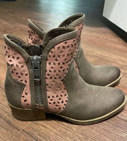 Boutique Booties Brown Size 7