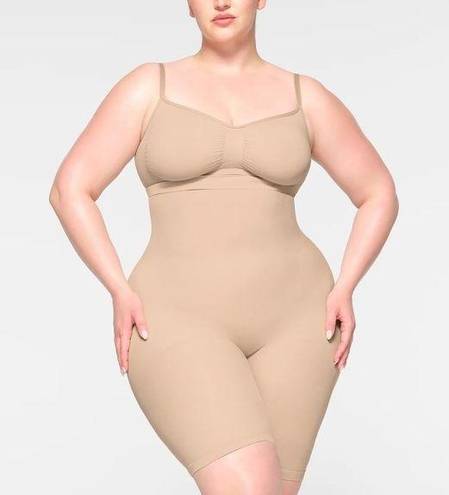 SKIMS  Seamless Sculpt Mid Thigh Short Shapewear in Mica Size Small