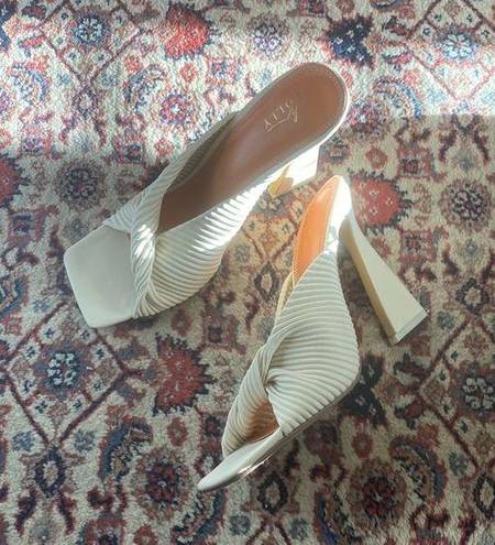 Oh Polly Hideaway Ribbed Leatherette Mule Heels in Cream