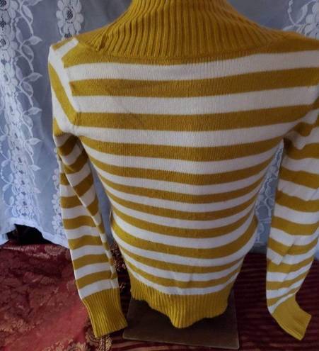 Fossil  size medium gold colored horizontal striped sweater chunky V-neck