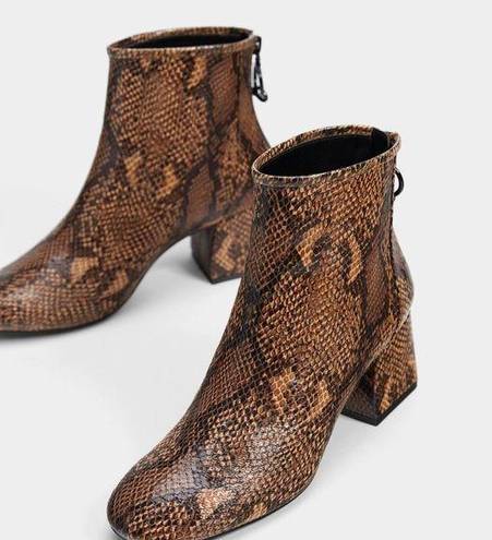 Bershka NEW  Snakeskin print mid-heel ankle boots SZ-6.5