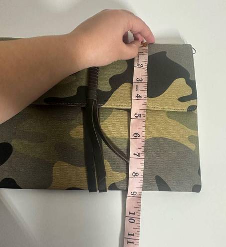 Stella & Dot  Bellamy Camo Green Clutch