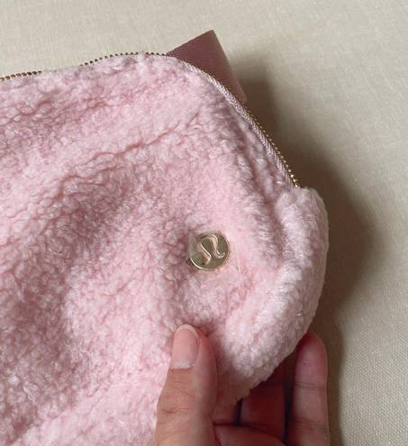 Lululemon everywhere belt bag 1L fleece pink/gold