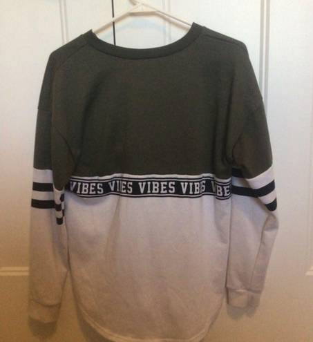 Justify Women’s size small Sweatshirt olive green and off white