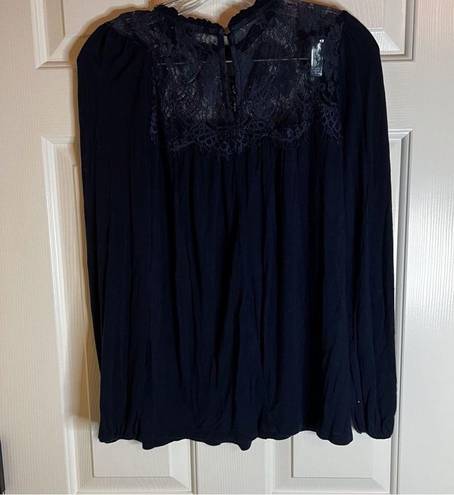 Bobeau  Lace Rayon Blouse, Size Small. Very Intricate. Excellent Condition.