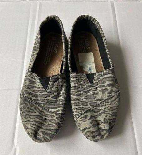 Toms Classic Animal Print Size 6 Women’s Slip On Flats Shoes