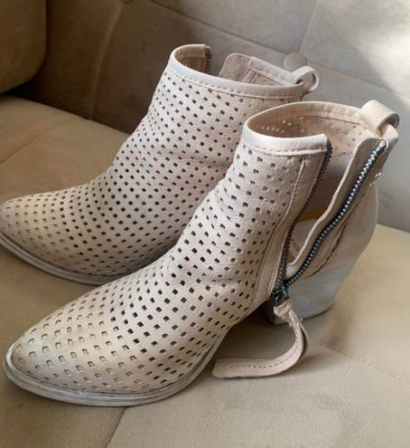 DV by Dolce Vit Womens Shay Beige Fashion Boots Size 6.