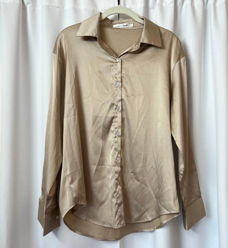 Gold Beige Satin Button Up Collared Shirt Shiny Minimalist Blouse Size Large Tan