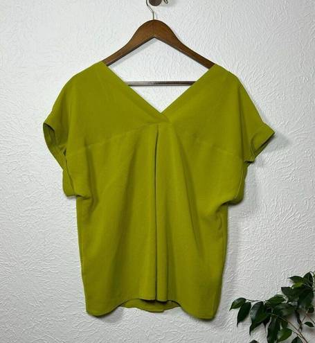 Sweet Rain  Women’s Large Chartreuse Green Short Sleeve Lightweight Pocket Blouse