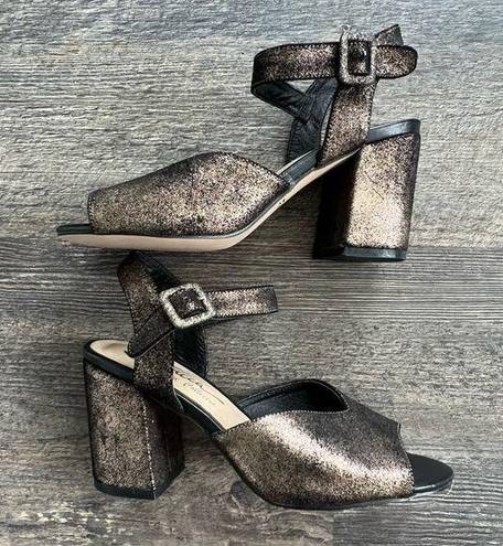 sbicca  - Black & Metallic Bronze Chunky Heel Sandal
Genuine Leather Size 7