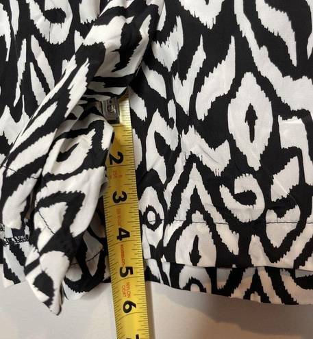 Torrid NWT  Black White Ikat Print Silky Challis Short Elastic Waist Size 4x