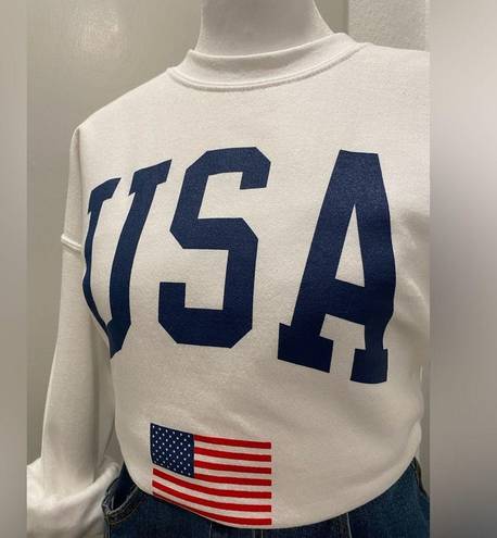 Gildan NWOT  White USA American Flag Patriotic Crewneck Sweater Sweatshirt - M