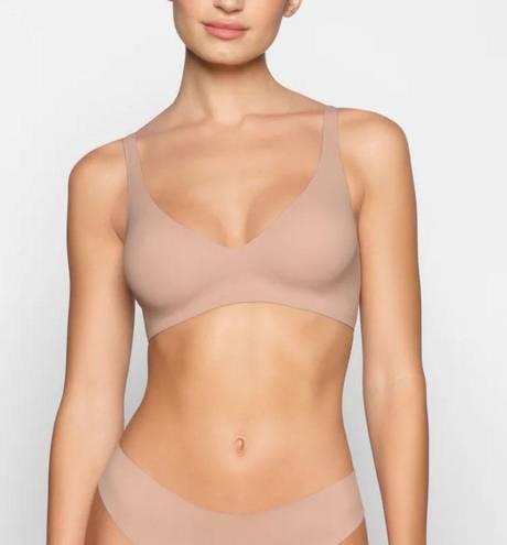 SKIMS NWT  Naked Plunge Bra Clay Size M