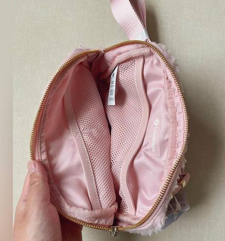 Lululemon everywhere belt bag 1L fleece pink/gold