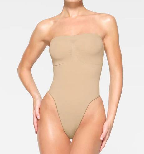 SKIMS STRAPLESS THONG BODYSUIT