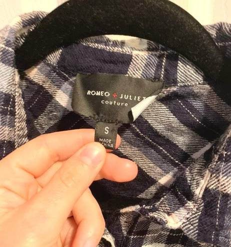 Romeo + Juliet Couture Cropped Flannel