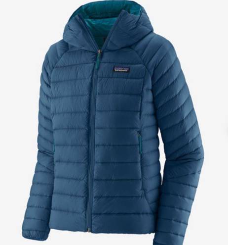 Patagonia Women's Down Sweater Hoody in Navy