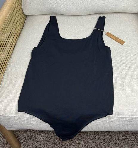 SKIMS NWT  Soft Smoothing Seamless Thong Bodysuit