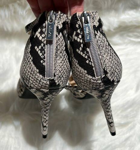 Unisa  Women’s Snake Print Black Cream Pointed Toe Stiletto High Heels Sz 9. B66