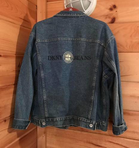 DKNY AMAZING VINTAGE BLUE DARK WASH  JEANS LOGO SPELLOUT GRAPHIC BUTTON UP DENIM JACKET