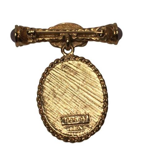 ma*rs Avon Honor Society  Albee Cameo Dangle Gold Tone Brooch Vintage 1996-97