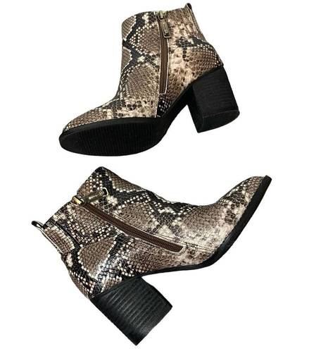 Blondo  Women's Noa Waterproof Ankle Boot sz 6 snakeskin