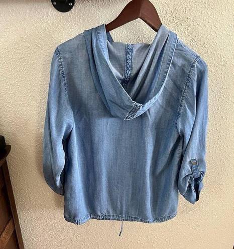 Chico's  Zenergy Hooded Snap Chambray Top Women's Size 1 (8/10) Blue 3/4 Sleeve