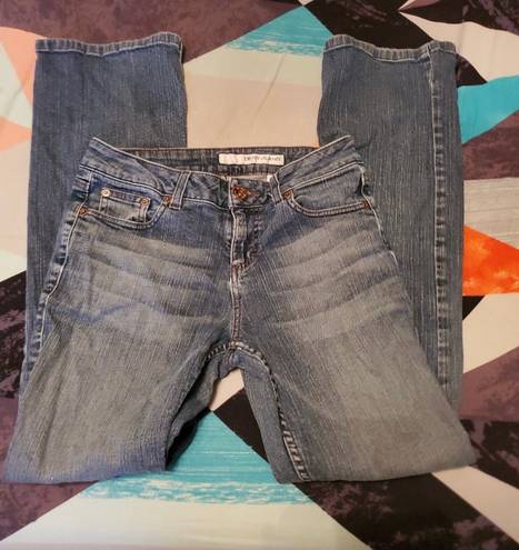 DKNY Light wash denim blue jeans -sz 4  Gently used and in good condition. Measurements in photos.