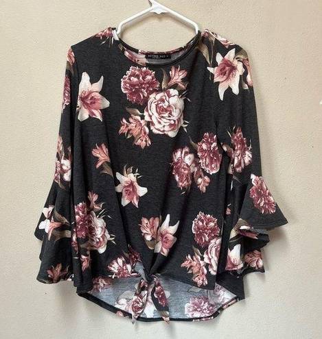 Acting Pro  Women's Gray Pink Floral Print Flare Sleeve Tie Bottom Blouse Medium