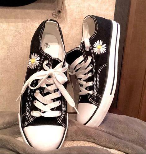 Daisy NWOT Black & White ZY Canvas Shoes.  Flower Embroidery, Size: US 11 / EU 42