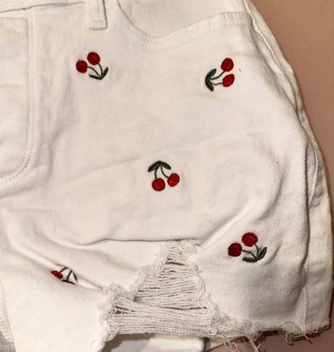 Hollister White Cherry Embroidered Curvy High Rise Mom Short 3” Size 9 NWOT!