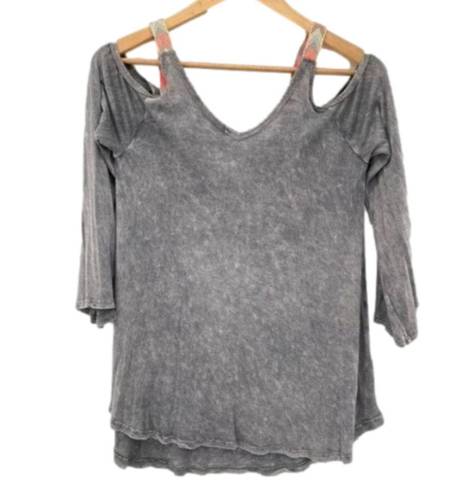 Vintage Havana  Women's Cold Shoulder Burnout Distressed Top