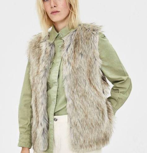 Bershka faux fur vest size M , new with tag