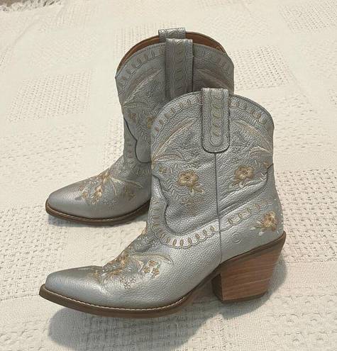 Dingo  Primrose floral embroidery silver western snip toe boots SHELF 8035