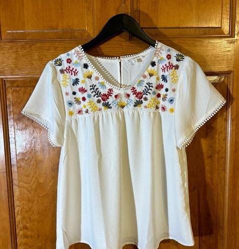 Blu Pepper  Cream Textured Flutter Sleeve Embroidered W/Button & Keyhole Lg-EUC