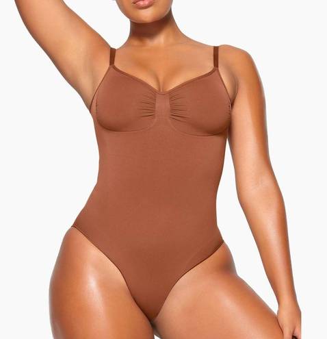 SKIMS NWT  EVERYDAY SCULPT BODYSUIT BRONZE Size M