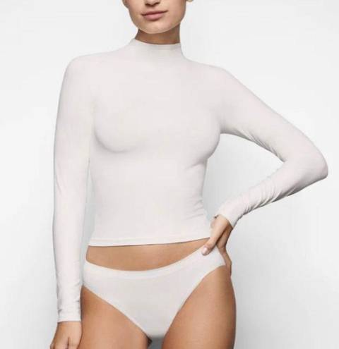 SKIMS Soft Smoothing Turtleneck S NWT