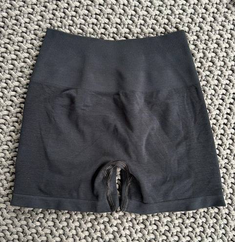 Alphalete AMPLIFY SHORT 5.5" Women's Seamless Scrunch Short Black Xs