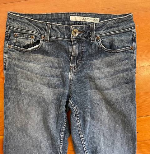 DKNY Light wash denim blue jeans -sz 4  Gently used and in good condition. Measurements in photos.